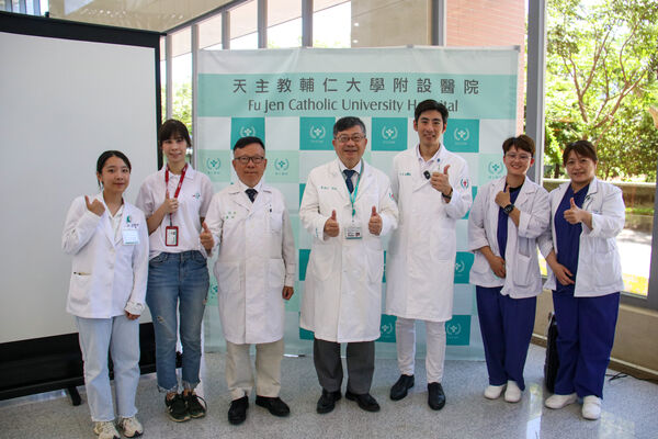 ▲▼黃院長、江副院長與運動醫學中心團隊。（圖／輔大醫院提供）