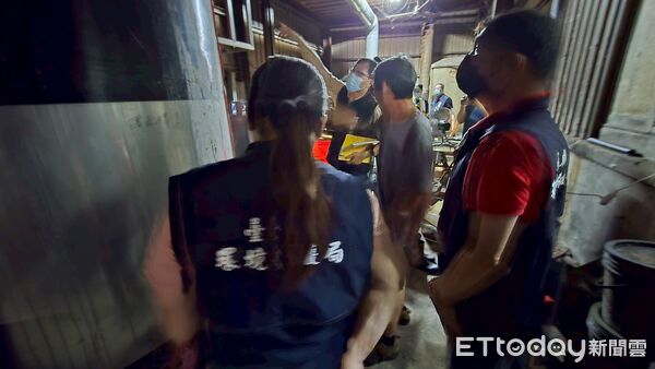 ▲台東縣府夜間聯合稽查豆腐工廠並將裁罰要求改善。（圖／記者楊晨東翻攝）