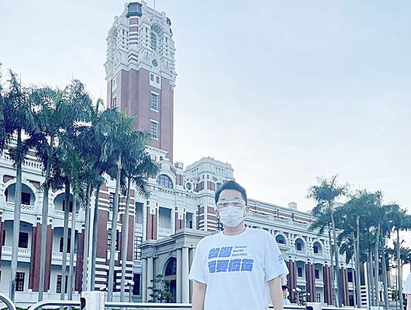 ▲桃園市中壢區藍委魯明哲遭霸團人士以AI變聲，企圖讓罷免過關，圖為魯明哲於疫情期間在總統府前留影。（圖／翻攝自魯明哲臉書）