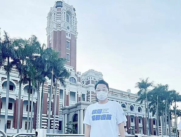 ▲桃園市中壢區藍委魯明哲遭霸團人士以AI變聲，企圖讓罷免過關，圖為魯明哲於疫情期間在總統府前留影。（圖／翻攝自魯明哲臉書）