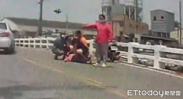 ▲▼搶命現場曝光！彰化婦橋上自摔無生命跡象　下班警CPR救回。（圖／記者唐詠絮翻攝）