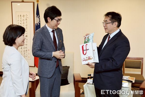 ▲台南市長黃偉哲與秋田市長沼谷純會面，雙方就青年交流與城市合作深入對談（記者林東良翻攝，下同）