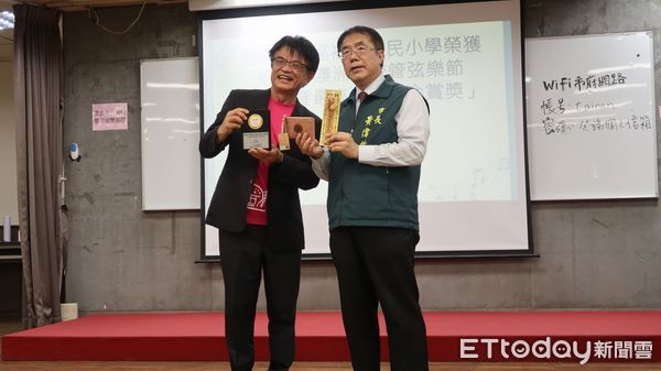 ▲台南裕文國小管樂團勇奪澳洲學校管弦樂節金賞獎，市長黃偉哲接見表揚（記者林東良翻攝，下同）