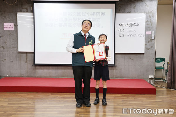 ▲台南裕文國小管樂團勇奪澳洲學校管弦樂節金賞獎，市長黃偉哲接見表揚（記者林東良翻攝，下同）