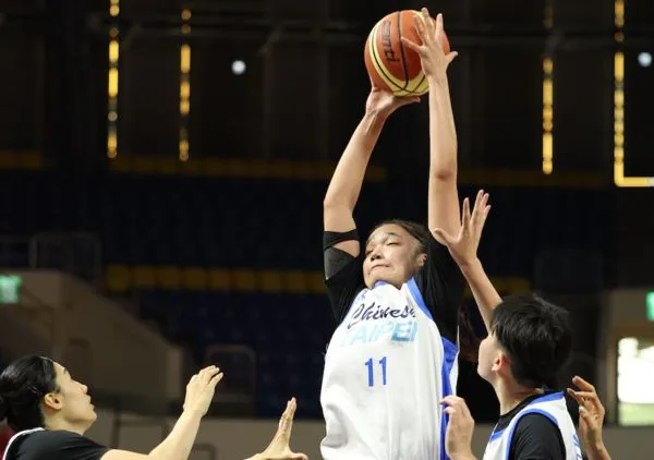 ▲瓊斯盃南韓女籃姜怡瑟、世大運培訓隊蕭豫玟、洪蓓雯、林紀妏。（圖／中華籃協提供）