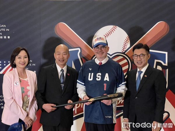 ▲▼蕭美琴、谷立言交換簽名棒球衣。（圖／記者陶本和攝）