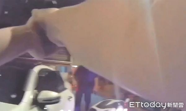 ▲警方開槍喝止，並將吳男壓制逮捕。（圖／記者陸運陞翻攝）
