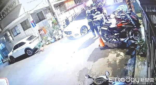 ▲警方開槍喝止，並將吳男壓制逮捕。（圖／記者陸運陞翻攝）