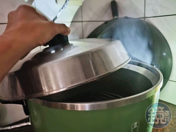 警方進入案發現場時，電鍋仍不斷冒著白煙，裡面裝著死者的心臟和肝臟。（示意圖）