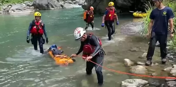 一名基隆長庚醫院的醫師去新竹五峰鄉泛舟，遭暗流捲入不幸溺斃。（翻攝畫面）