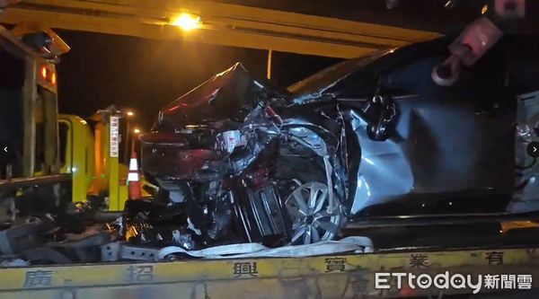 ▲國道3號深夜車禍，1女拋飛車外亡。（圖／記者陸運陞翻攝，下同）