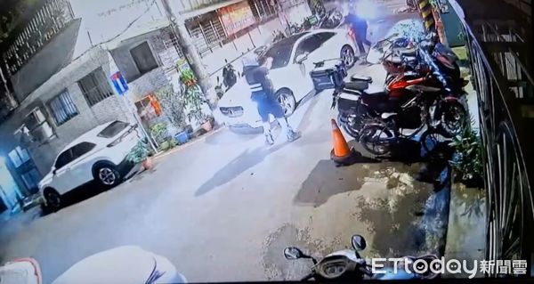 ▲警方舉槍喝令吳男下車。（圖／記者陸運陞翻攝）