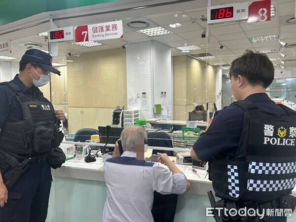 ▲簡姓男子在通訊軟體上接獲假姪子借款前往郵局匯款。（圖／大園警分局提供）