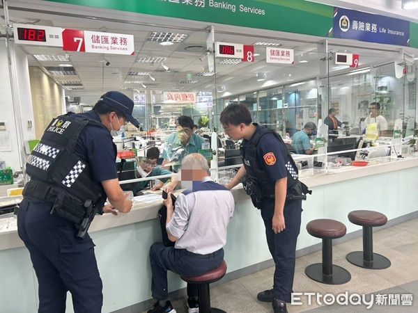 ▲▼員警告知簡此為假親友詐騙，經向原本姪子的通訊軟體帳號確認後，才知被詐騙。（圖／大園警分局提供）