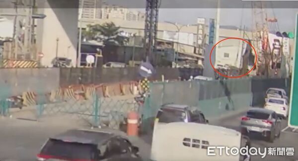 ▲▼捷運樹林線施工吊臂上鐵條掉落砸到男騎士，造成他車毀牙斷6根             。（圖／記者陳以昇翻攝）