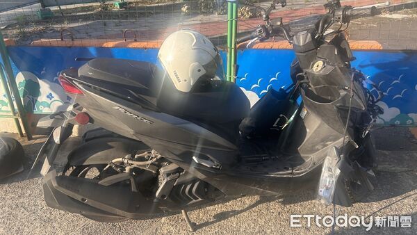 ▲▼捷運樹林線施工吊臂上鐵條掉落砸到男騎士，造成他車毀牙斷6根             。（圖／記者陳以昇翻攝）