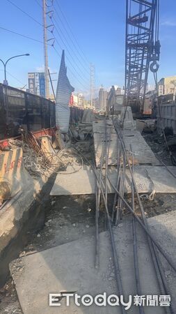 ▲▼捷運樹林線施工吊臂上鐵條掉落砸到男騎士，造成他車毀牙斷6根             。（圖／記者陳以昇翻攝）