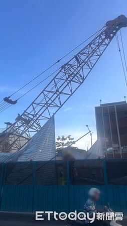 ▲▼捷運樹林線施工吊臂上鐵條掉落砸到男騎士，造成他車毀牙斷6根             。（圖／記者陳以昇翻攝）