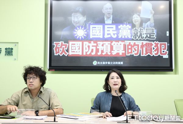 ▲▼民進黨立院黨團召開 國民黨就是砍國防預算的慣犯 現在還有民眾黨當幫兇 記者會  吳思瑤 沈伯洋 。（圖／記者屠惠剛攝）