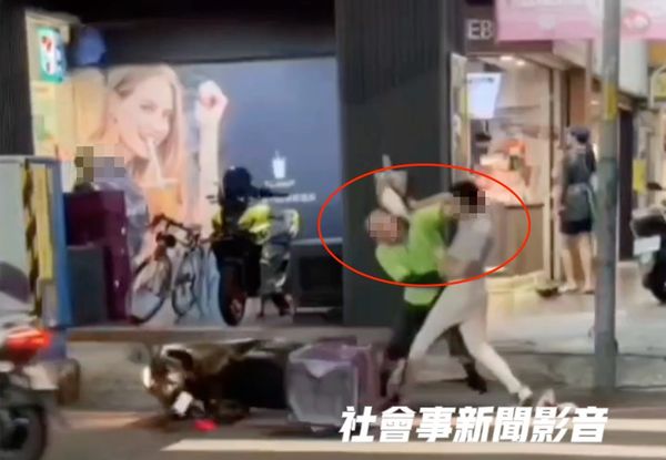 ▲▼王姓外送員（綠衣）與吳男在街頭互毆             。（圖／翻攝社會事新聞影音）