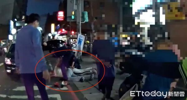 ▲▼吳姓父子情緒激動遭警方壓制管束             。（圖／記者陳以昇翻攝）