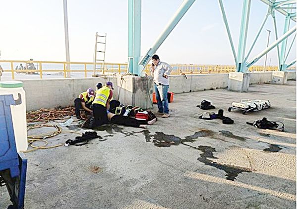 ▲中油三接工程昨天傍晚發生潛水人員因面罩接頭脫落導致進水溺斃，圖為消防人員現場施予CPR急救。（圖／職安署提供）