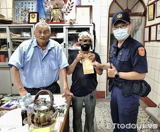 ▲枋寮警分局員警幫助陳家。（圖／記者陳崑福翻攝）