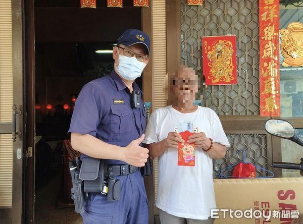 ▲枋寮警分局員警幫助陳家。（圖／記者陳崑福翻攝）