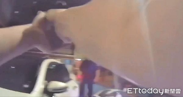 ▲警方連開11槍逮捕詐欺通緝的吳男，並依詐欺通緝、公共危險罪移送偵辦。（圖／記者陸運陞翻攝）