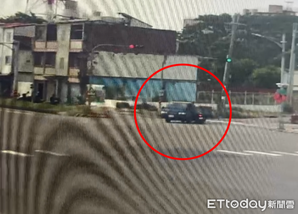 ▲▼高雄違規熱區又出事！女騎士「紅燈直直撞」，遭小貨車擊落送醫。（圖／記者賴文萱翻攝）