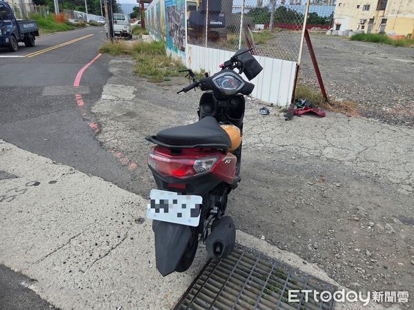 ▲▼高雄違規熱區又出事！女騎士「紅燈直直撞」，遭小貨車擊落送醫。（圖／記者賴文萱翻攝）