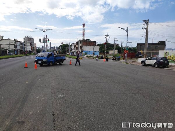 ▲▼高雄違規熱區又出事！女騎士「紅燈直直撞」，遭小貨車擊落送醫。（圖／記者賴文萱翻攝）