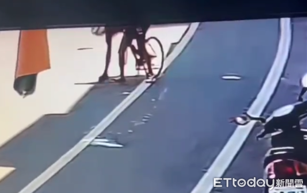 ▲單車騎士拾獲葉姓單親爸爸的遺失皮包，卻未及時報警處理即離去。（圖／翻攝「爆料公社公開版」臉書社團）