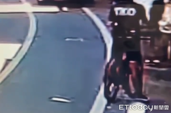 ▲民眾拾獲遺失皮包，卻未及時報警處理。（圖／記者高堂堯翻攝、翻攝「爆料公社公開版」臉書社團）