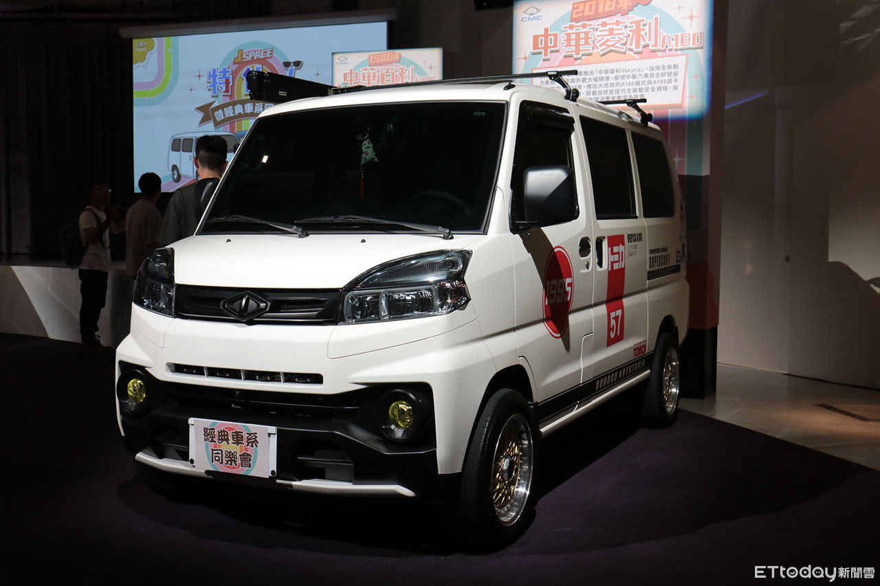 ▲歷代麵包車齊聚「這台1985年的還能開」！原廠送5萬給車主換新車。（圖／記者張慶輝攝）