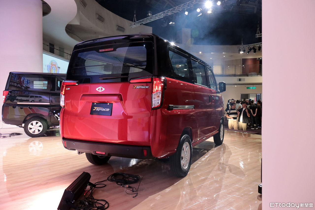 ▲歷代麵包車齊聚「這台1985年的還能開」！原廠送5萬給車主換新車。（圖／記者張慶輝攝）