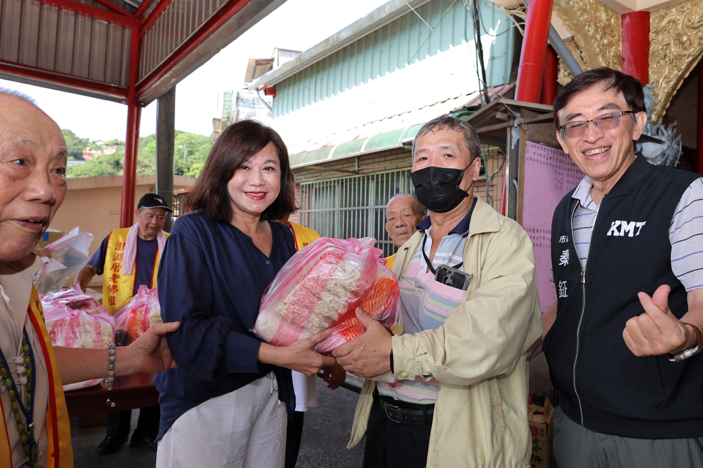 ▲米糧傳愛42年！醒天宮偕信眾助弱勢。（圖／記者郭世賢翻攝）