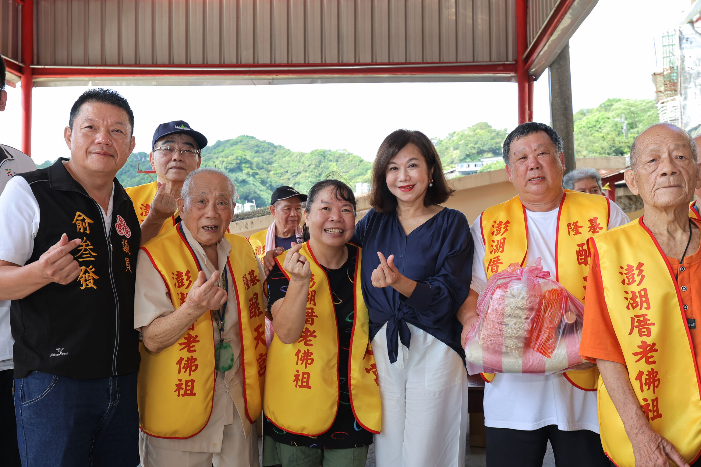 ▲米糧傳愛42年！醒天宮偕信眾助弱勢。（圖／記者郭世賢翻攝）