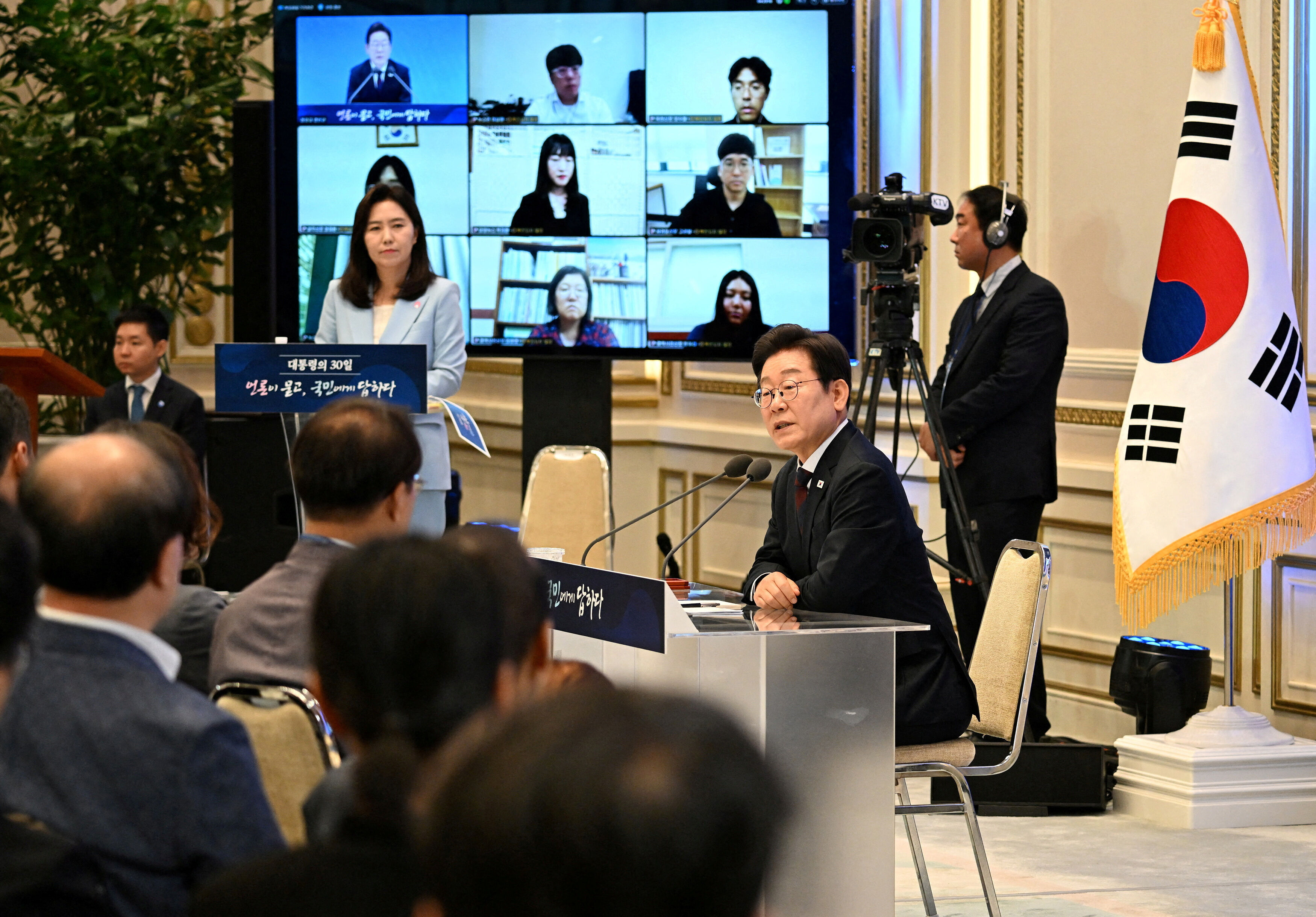 ▲▼南韓總統李在明3日上午在青瓦台迎賓館召開「就職30天」記者會，由總統秘書室發言人姜由楨主持。（圖／路透）