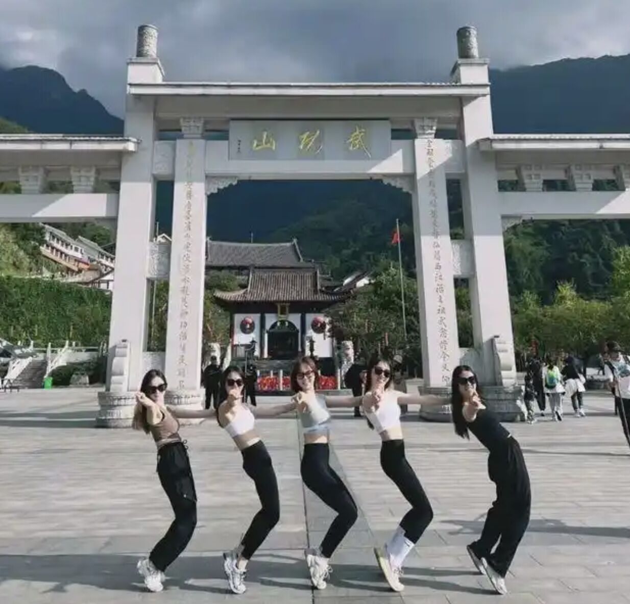 ▲江西武功山景區日前一度要推出「吊帶女孩」的優惠措施。（圖／翻攝微博）