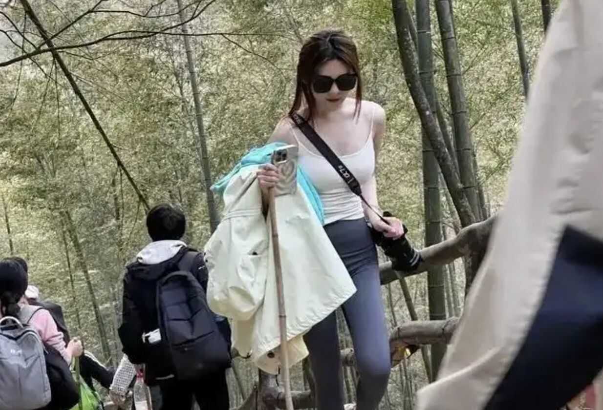 ▲江西武功山景區日前一度要推出「吊帶女孩」的優惠措施。（圖／翻攝微博）
