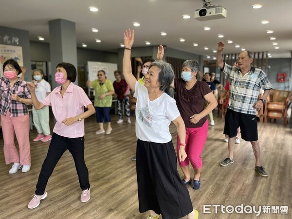 ▲基隆推科技融合養生課程 帶銀髮族FUN暑假。（圖／記者郭世賢翻攝）
