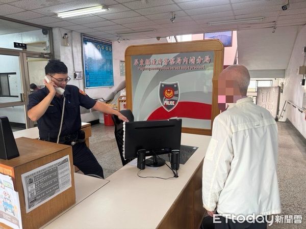 ▲內埔警分局員警連絡黃姓老翁的老婆。（圖／記者陳崑福翻攝）