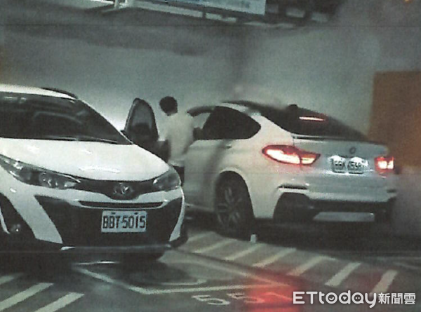 ▲涂男自行從輪椅上站起來，自行開車離開。（圖／記者翁伊森翻攝）