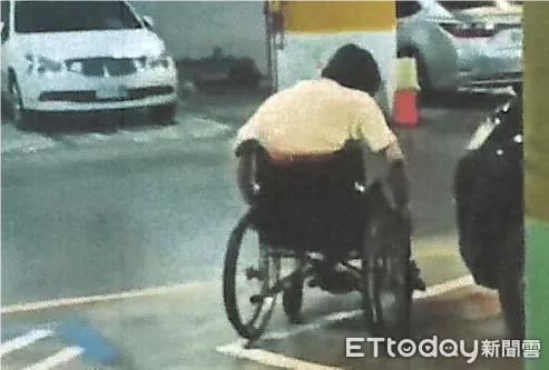 ▲涂男自行從輪椅上站起來，自行開車離開。（圖／記者翁伊森翻攝）