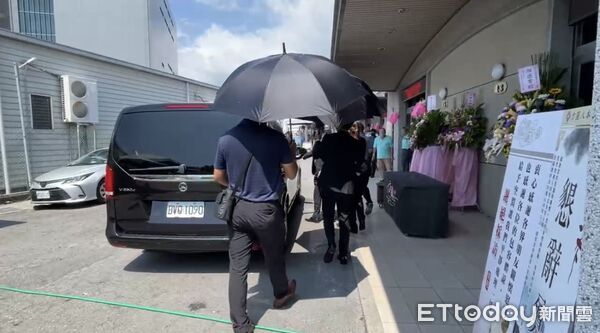 ▲▼彭振聲妻遺體送到靈堂！兒哀痛現身一路護送　懇辭奠儀盼平靜處理。（圖／記者吳奕靖翻攝）