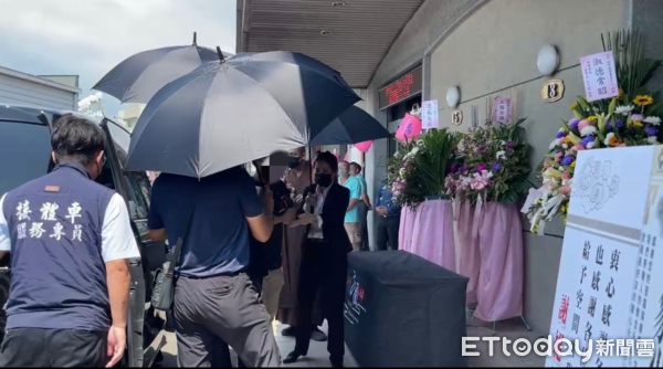 ▲▼彭振聲妻遺體送到靈堂！兒哀痛現身一路護送　懇辭奠儀盼平靜處理。（圖／記者吳奕靖翻攝）