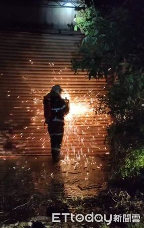 ▲竹山鎮鹿山路128巷工廠火警搶救。（圖／記者高堂堯翻攝）