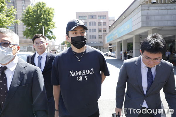 ▲▼新北地院審理藝人王大陸等個人資料保護法案，3日傳喚王大陸到庭應訊。（圖／記者湯興漢攝）