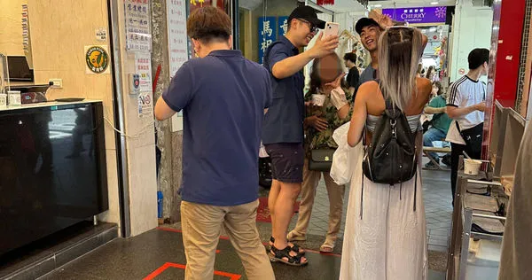 娛樂報報／百萬YTR「DoDo Men」Ian、Eric西門町合體！帶外國友人街邊吃麵線